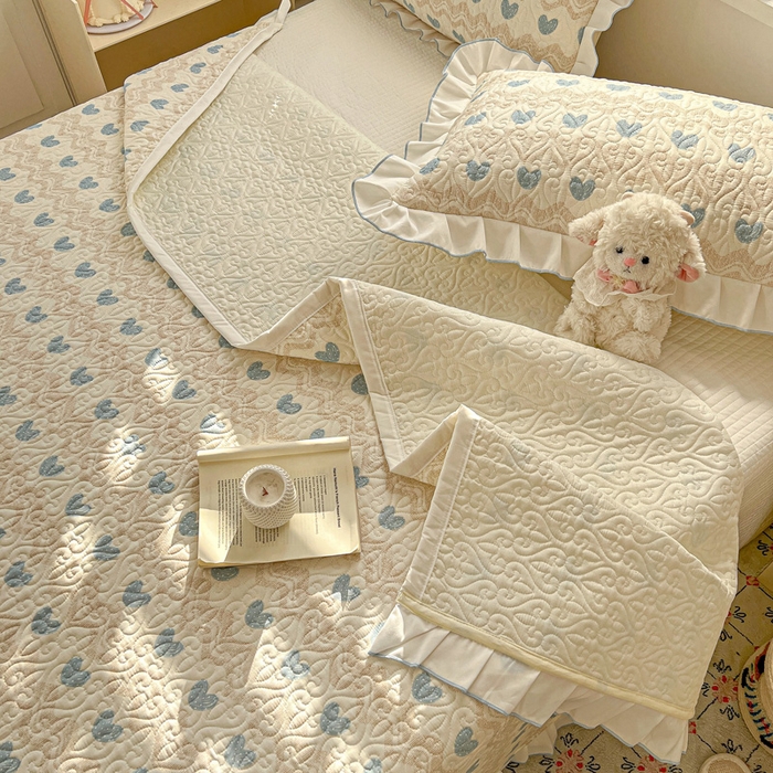 91家纺网 家纺一手货源 找家纺 羽爱家纺 2025新款全棉防滑花边床盖心动旋律