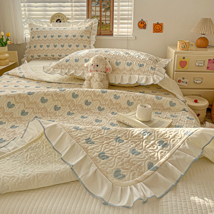 91家纺网 家纺一手货源 找家纺 羽爱家纺 2025新款全棉防滑花边床盖心动旋律