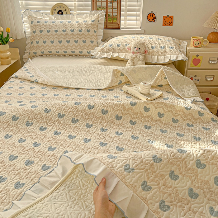 91家纺网 家纺一手货源 找家纺 羽爱家纺 2025新款全棉防滑花边床盖心动旋律