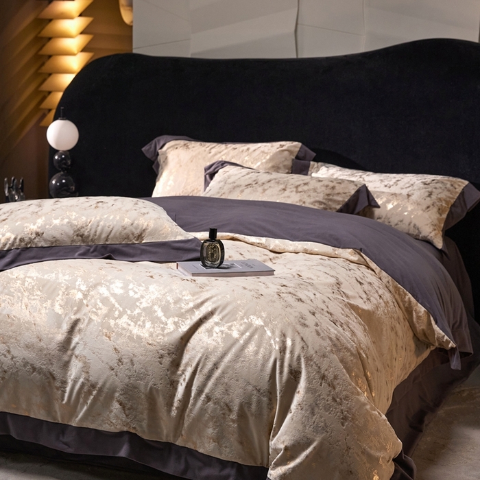 91家纺网 家纺一手货源 找家纺 金奇达家纺 2025新款【鎏金谧镜】鎏金系列-羽零™空气拉绒四件套 鎏金谧境-贝卡杏（会员减35元）