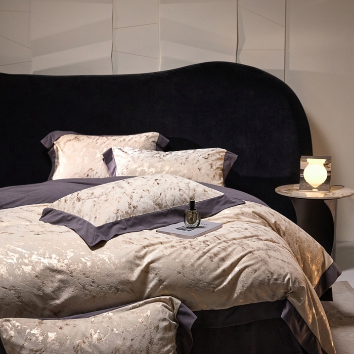 91家纺网 家纺一手货源 找家纺 金奇达家纺 2025新款【鎏金谧镜】鎏金系列-羽零™空气拉绒四件套 鎏金谧境-贝卡杏（会员减35元）