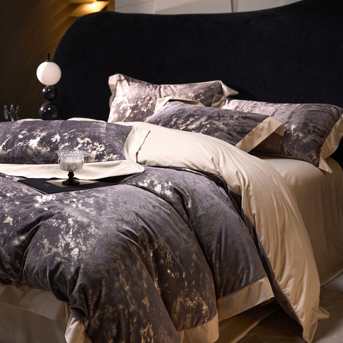 91家纺网 家纺一手货源 找家纺 金奇达家纺 2025新款【鎏金谧镜】鎏金系列-羽零™空气拉绒四件套 鎏金谧境-迷雾灰（会员减35元）