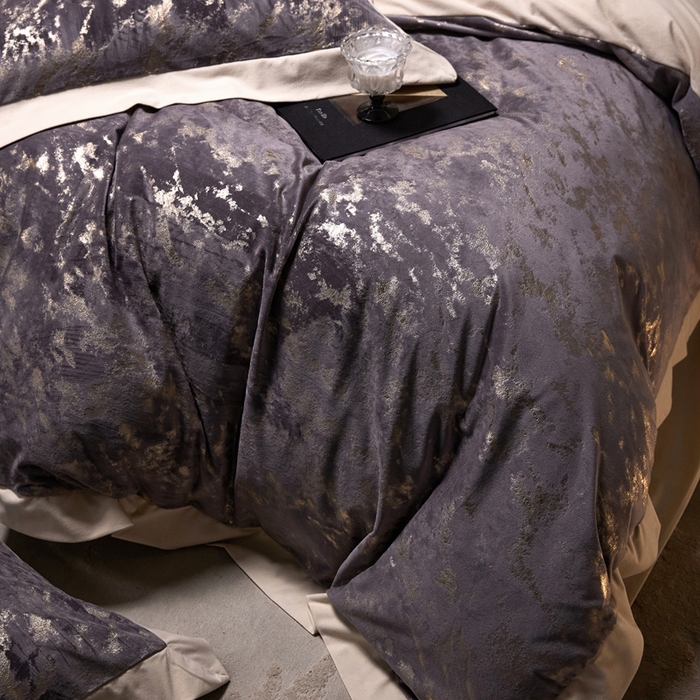 91家纺网 家纺一手货源 找家纺 金奇达家纺 2025新款【鎏金谧镜】鎏金系列-羽零™空气拉绒四件套 鎏金谧境-迷雾灰（会员减35元）