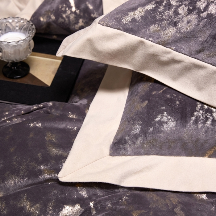 91家纺网 家纺一手货源 找家纺 金奇达家纺 2025新款【鎏金谧镜】鎏金系列-羽零™空气拉绒四件套 鎏金谧境-迷雾灰（会员减35元）