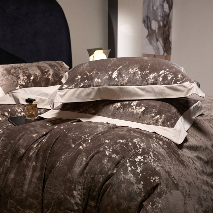 91家纺网 家纺一手货源 找家纺 金奇达家纺 2025新款【鎏金谧镜】鎏金系列-羽零™空气拉绒四件套 鎏金谧境-摩卡棕（会员减35元）