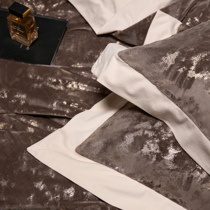 91家纺网 家纺一手货源 找家纺 金奇达家纺 2025新款【鎏金谧镜】鎏金系列-羽零™空气拉绒四件套 鎏金谧境-摩卡棕（会员减35元）