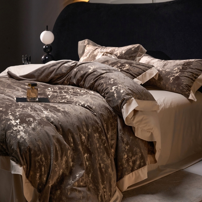 91家纺网 家纺一手货源 找家纺 金奇达家纺 2025新款【鎏金谧镜】鎏金系列-羽零™空气拉绒四件套 鎏金谧境-摩卡棕（会员减35元）