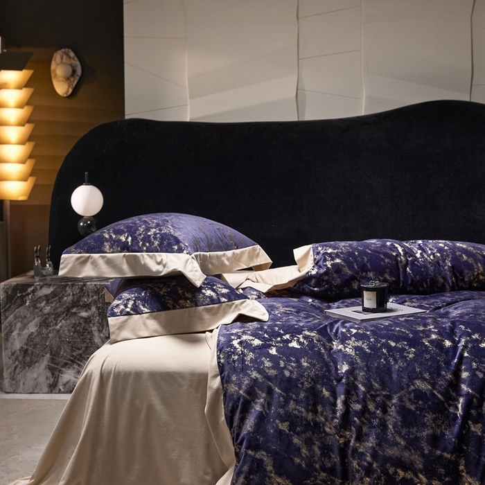 91家纺网 家纺一手货源 找家纺 金奇达家纺 2025新款【鎏金谧镜】鎏金系列-羽零™空气拉绒四件套 鎏金谧境-鸢尾蓝（会员减35元）