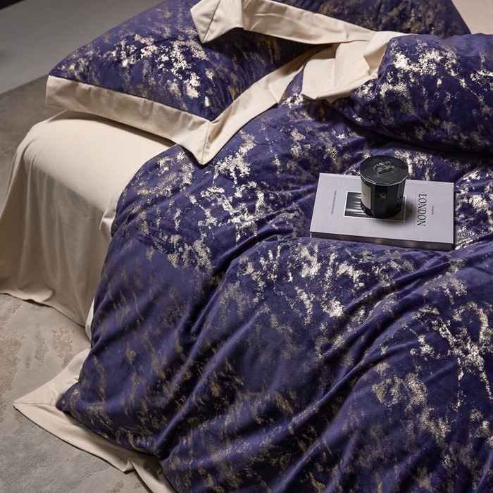 91家纺网 家纺一手货源 找家纺 金奇达家纺 2025新款【鎏金谧镜】鎏金系列-羽零™空气拉绒四件套 鎏金谧境-鸢尾蓝（会员减35元）