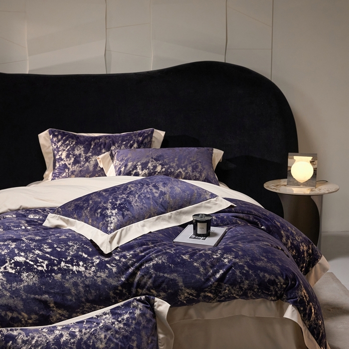 91家纺网 家纺一手货源 找家纺 金奇达家纺 2025新款【鎏金谧镜】鎏金系列-羽零™空气拉绒四件套 鎏金谧境-鸢尾蓝（会员减35元）