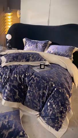 91家纺网 家纺一手货源 找家纺 金奇达家纺 2025新款【鎏金谧镜】鎏金系列-羽零™空气拉绒四件套 鎏金谧境-鸢尾蓝（会员减35元）