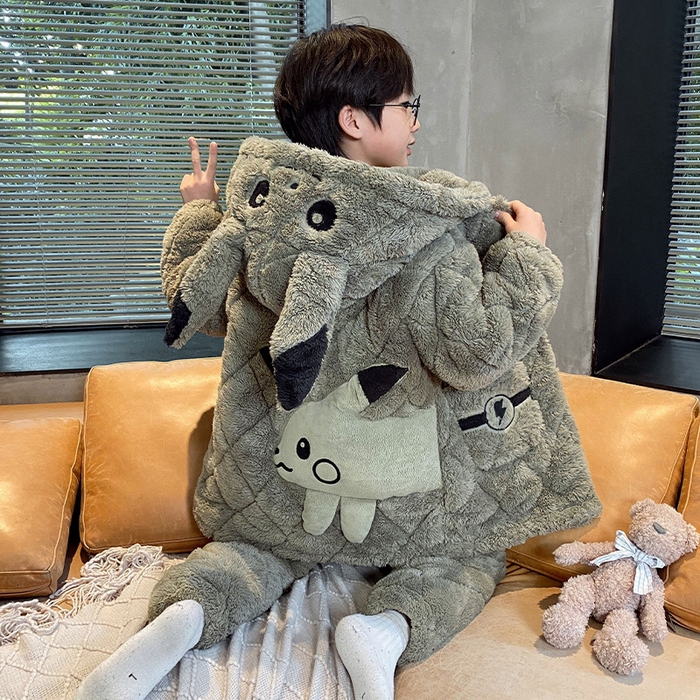 91家纺网 家纺一手货源 找家纺 （总）洛兰沙家居馆 2025新款蜡笔小新儿童睡衣男童秋冬季加厚款男孩珊瑚绒三层夹棉冬款家居服