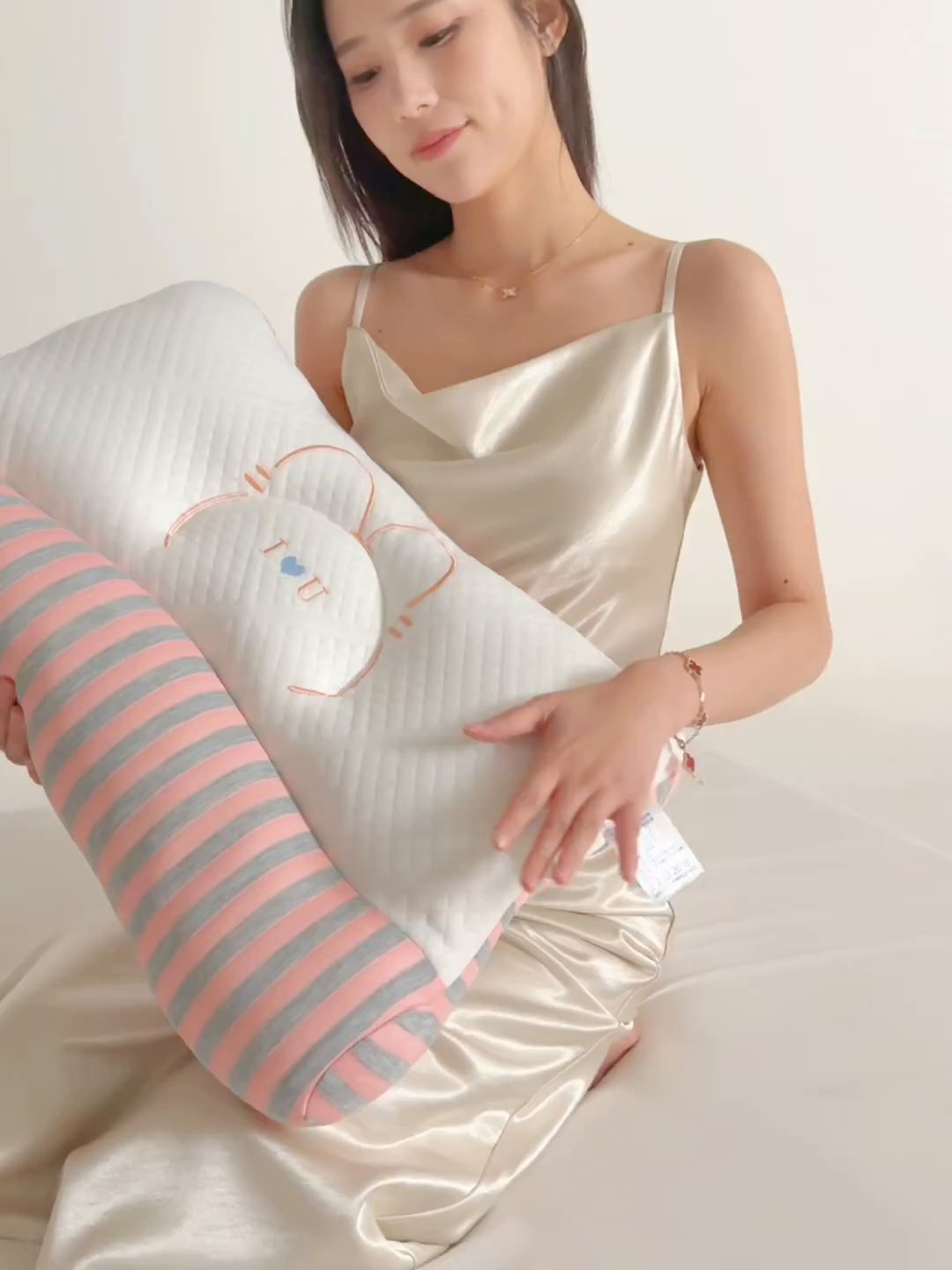 91家纺网 家纺一手货源 找家纺 （总）宇诺家纺 2025新款刺绣爱心情侣枕头枕芯