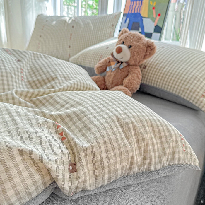 91家纺网 家纺一手货源 找家纺 梦洋家纺 2025新款全棉牛奶绒高克重保暖被套 小熊拿铁