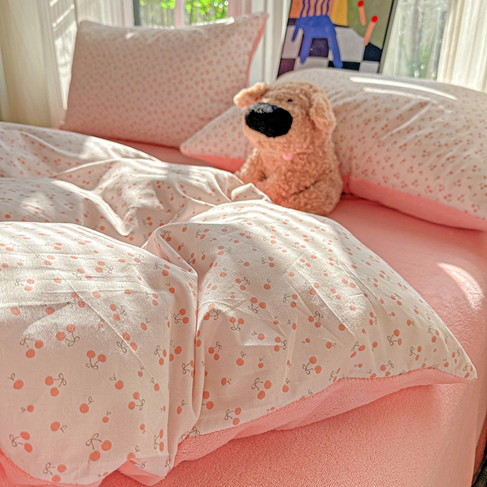 91家纺网 家纺一手货源 找家纺 梦洋家纺 2025新款全棉牛奶绒高克重保暖被套 采樱桃-粉