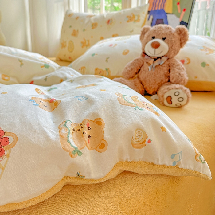 91家纺网 家纺一手货源 找家纺 梦洋家纺 2025新款全棉牛奶绒高克重保暖被套 围裙小熊