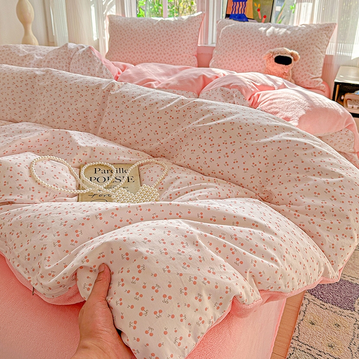 91家纺网 家纺一手货源 找家纺 梦洋家纺 2025新款全棉牛奶绒高克重保暖被套 采樱桃-粉