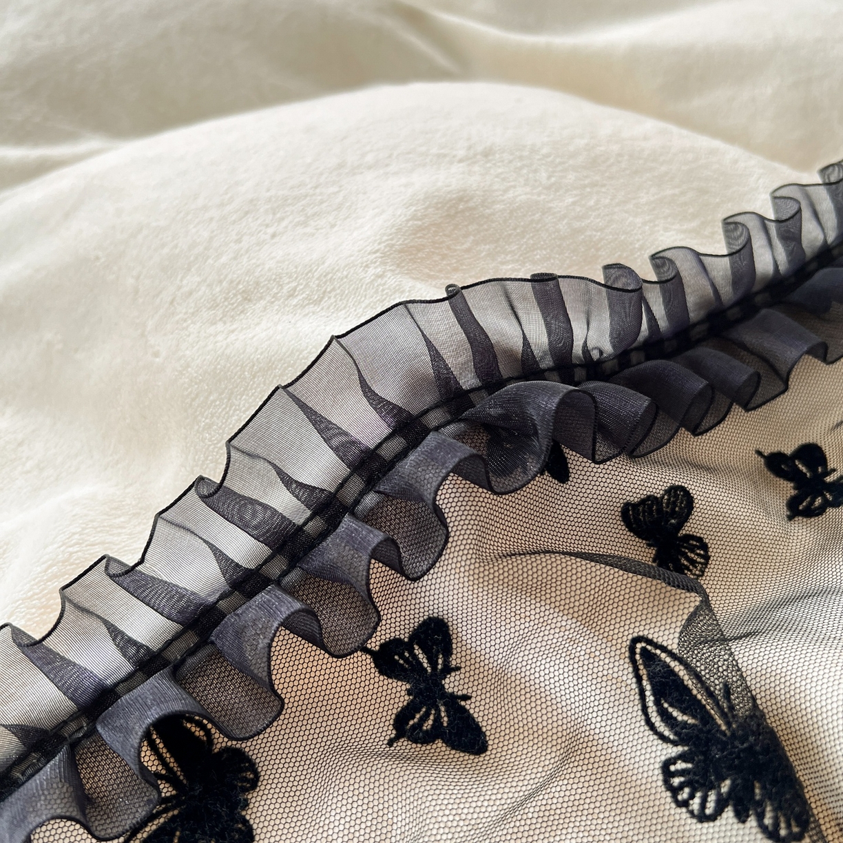 91家纺网 家纺一手货源 找家纺 （总）韩秀家纺 2025新款法式加厚牛奶绒莫奈花园床裙四件套