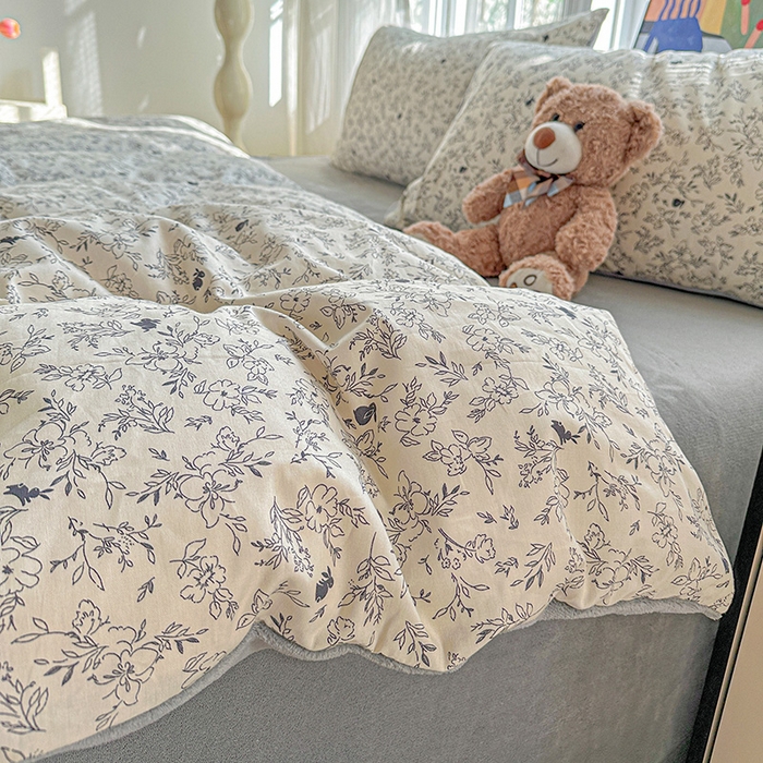 91家纺网 家纺一手货源 找家纺 梦洋家纺 2025新款全棉牛奶绒高克重保暖被套 莱茵河畔-白