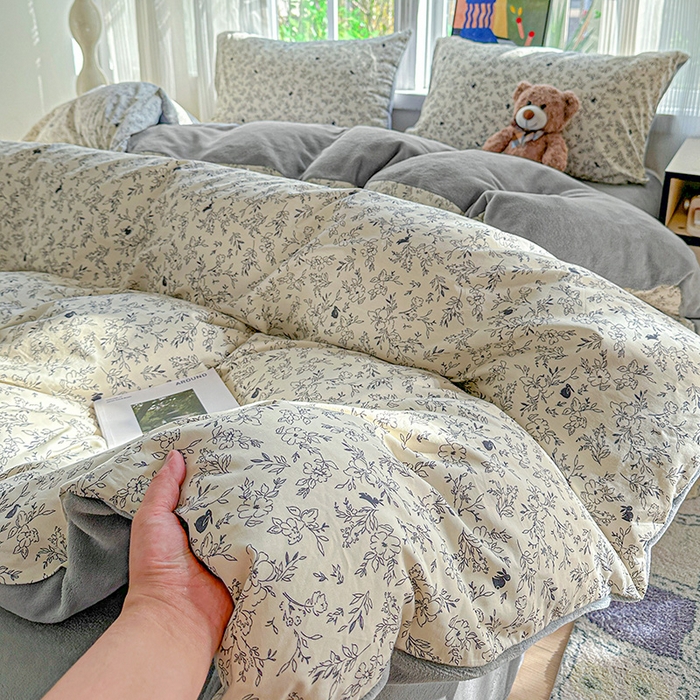 91家纺网 家纺一手货源 找家纺 梦洋家纺 2025新款全棉牛奶绒高克重保暖被套 莱茵河畔-白