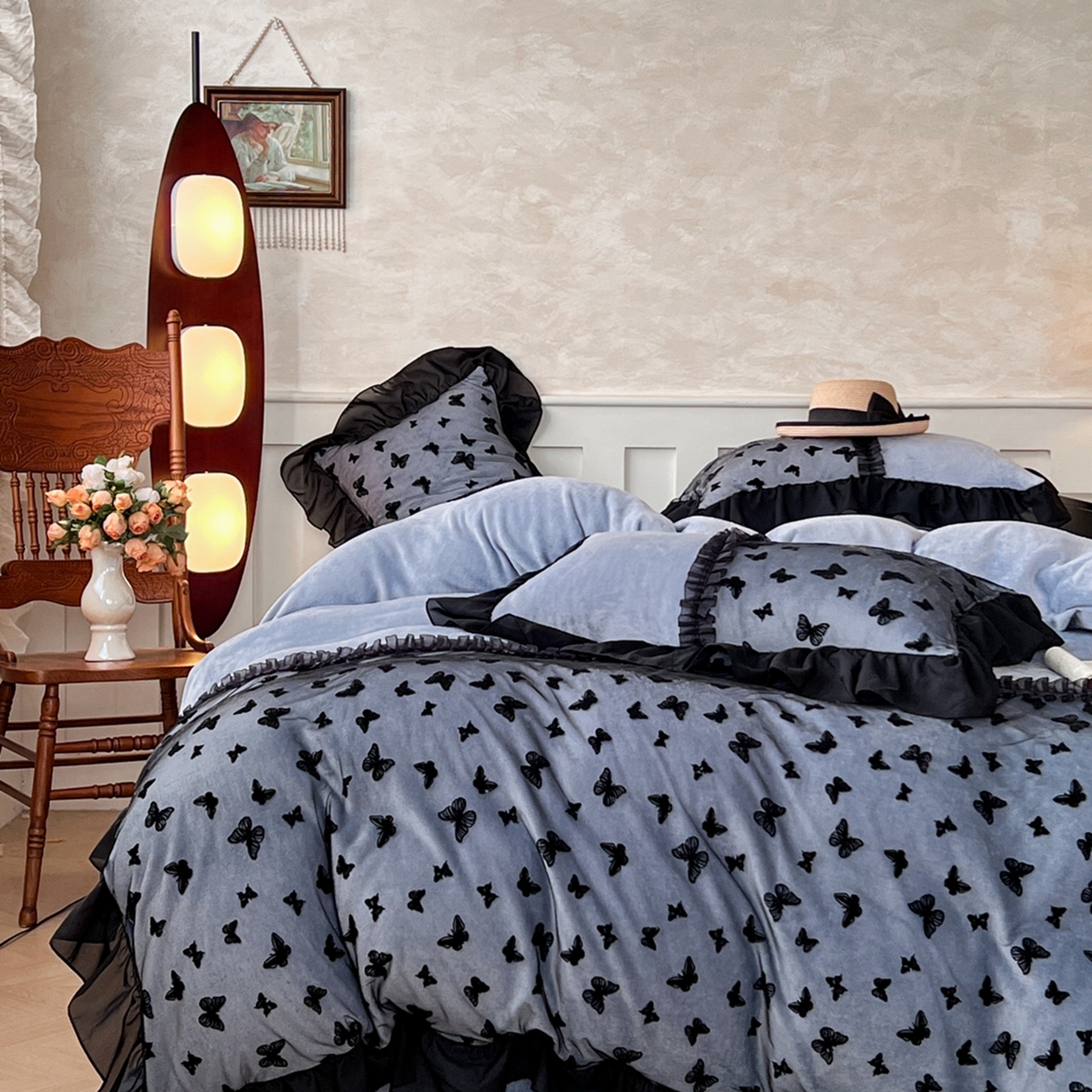 91家纺网 家纺一手货源 找家纺 韩秀家纺 2025新款法式加厚牛奶绒莫奈花园床裙四件套 莫奈花园-灰