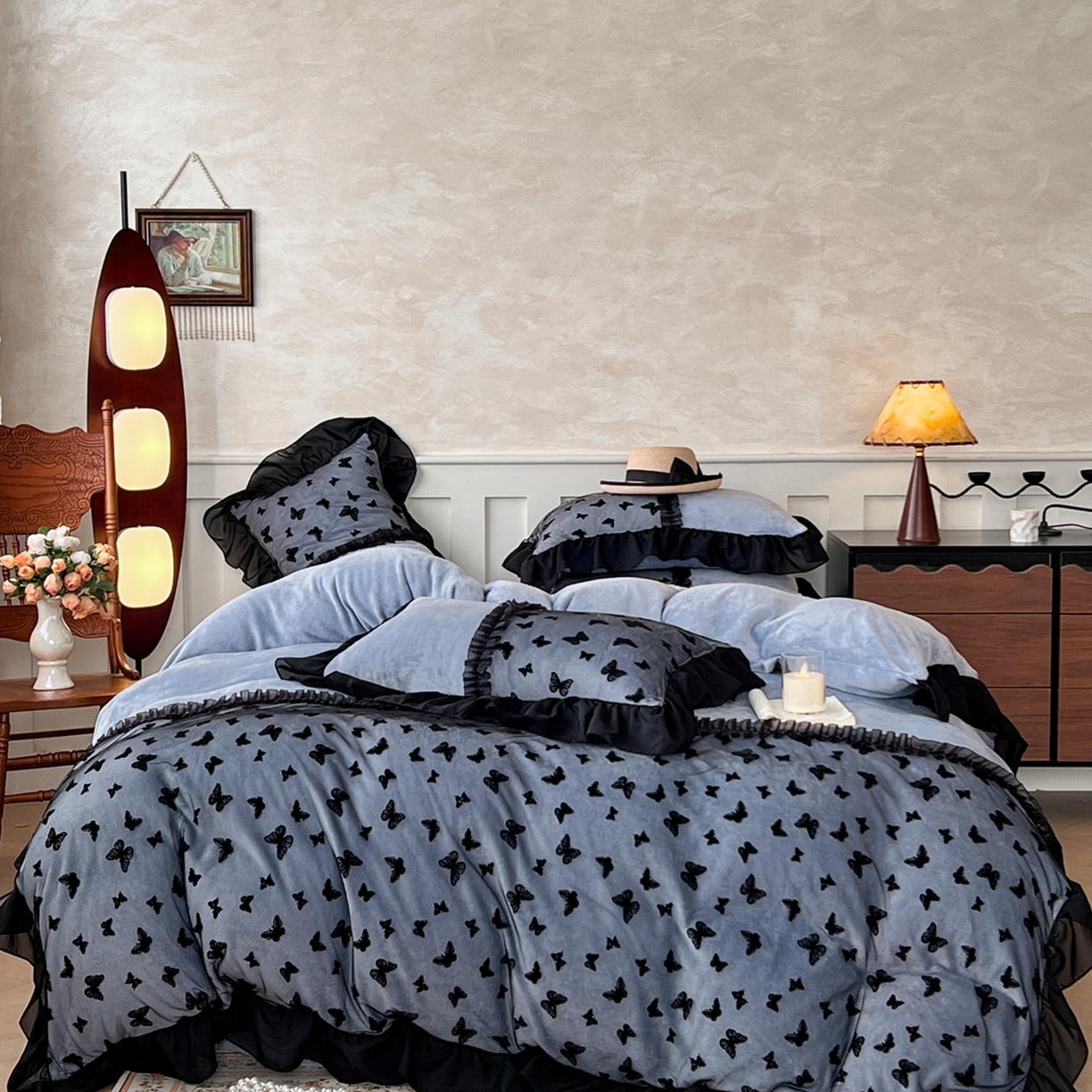 91家纺网 家纺一手货源 找家纺 韩秀家纺 2025新款法式加厚牛奶绒莫奈花园床裙四件套 莫奈花园-灰