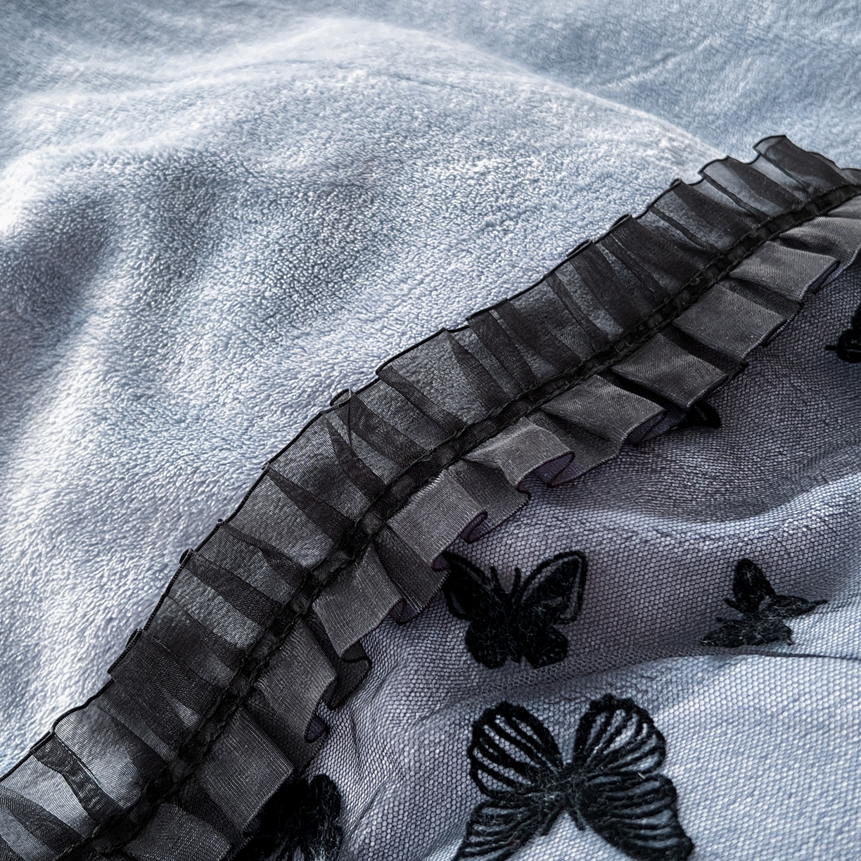 91家纺网 家纺一手货源 找家纺 韩秀家纺 2025新款法式加厚牛奶绒莫奈花园床裙四件套 莫奈花园-灰