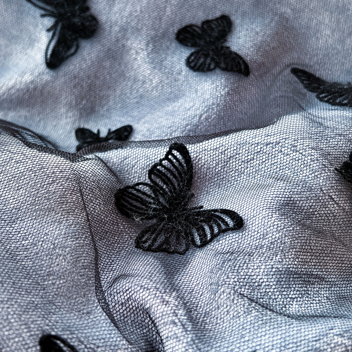 91家纺网 家纺一手货源 找家纺 韩秀家纺 2025新款法式加厚牛奶绒莫奈花园床裙四件套 莫奈花园-灰