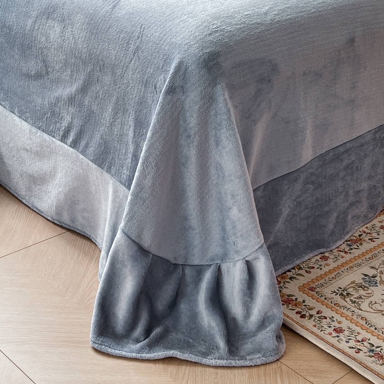 91家纺网 家纺一手货源 找家纺 韩秀家纺 2025新款法式加厚牛奶绒莫奈花园床裙四件套 莫奈花园-灰