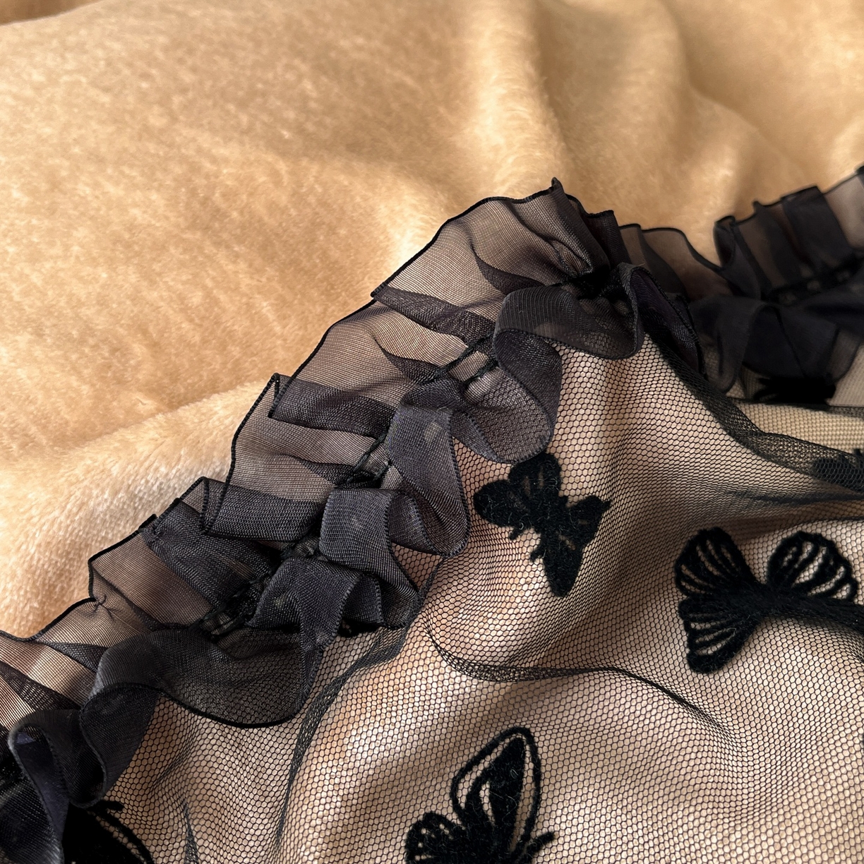 91家纺网 家纺一手货源 找家纺 韩秀家纺 2025新款法式加厚牛奶绒莫奈花园床裙四件套 莫奈花园-咖