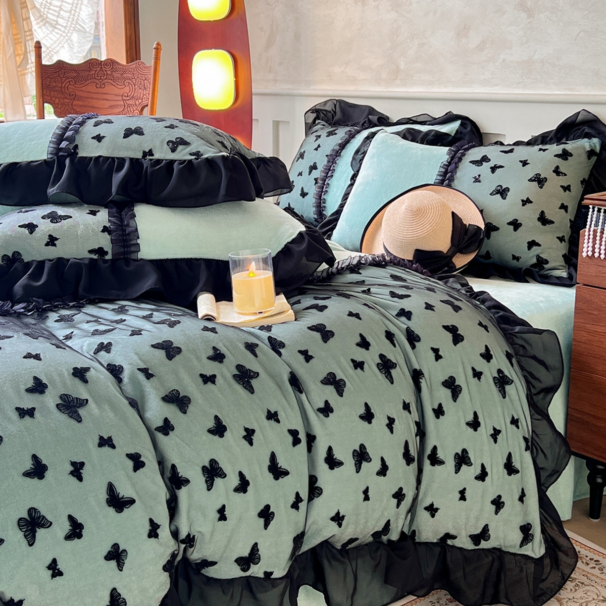 91家纺网 家纺一手货源 找家纺 韩秀家纺 2025新款法式加厚牛奶绒莫奈花园床裙四件套 莫奈花园-青色