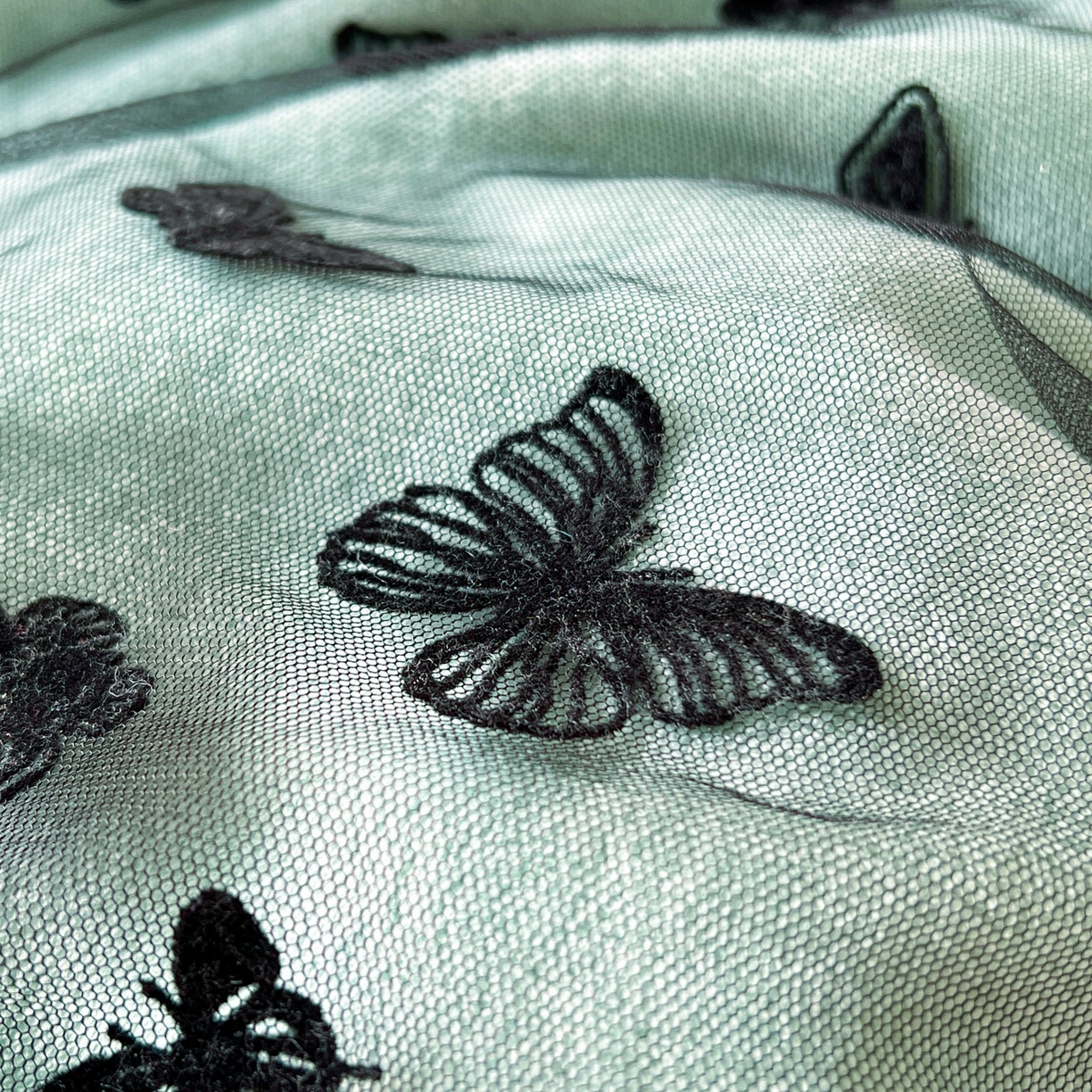 91家纺网 家纺一手货源 找家纺 韩秀家纺 2025新款法式加厚牛奶绒莫奈花园床裙四件套 莫奈花园-青色