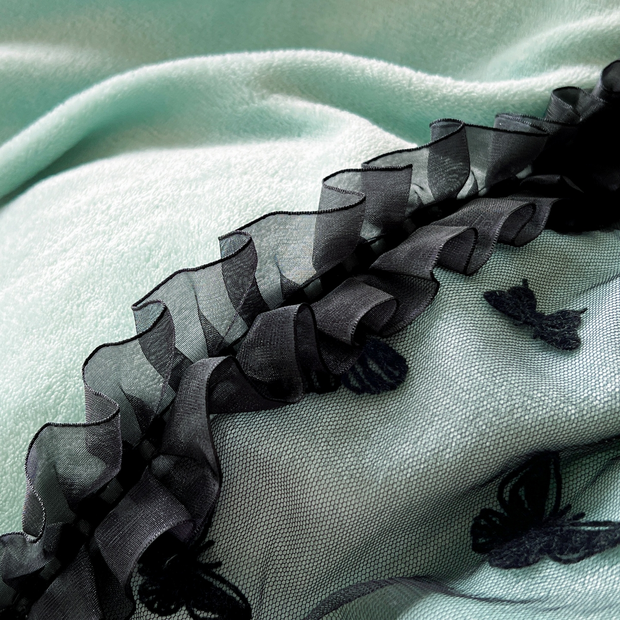 91家纺网 家纺一手货源 找家纺 韩秀家纺 2025新款法式加厚牛奶绒莫奈花园床裙四件套 莫奈花园-青色