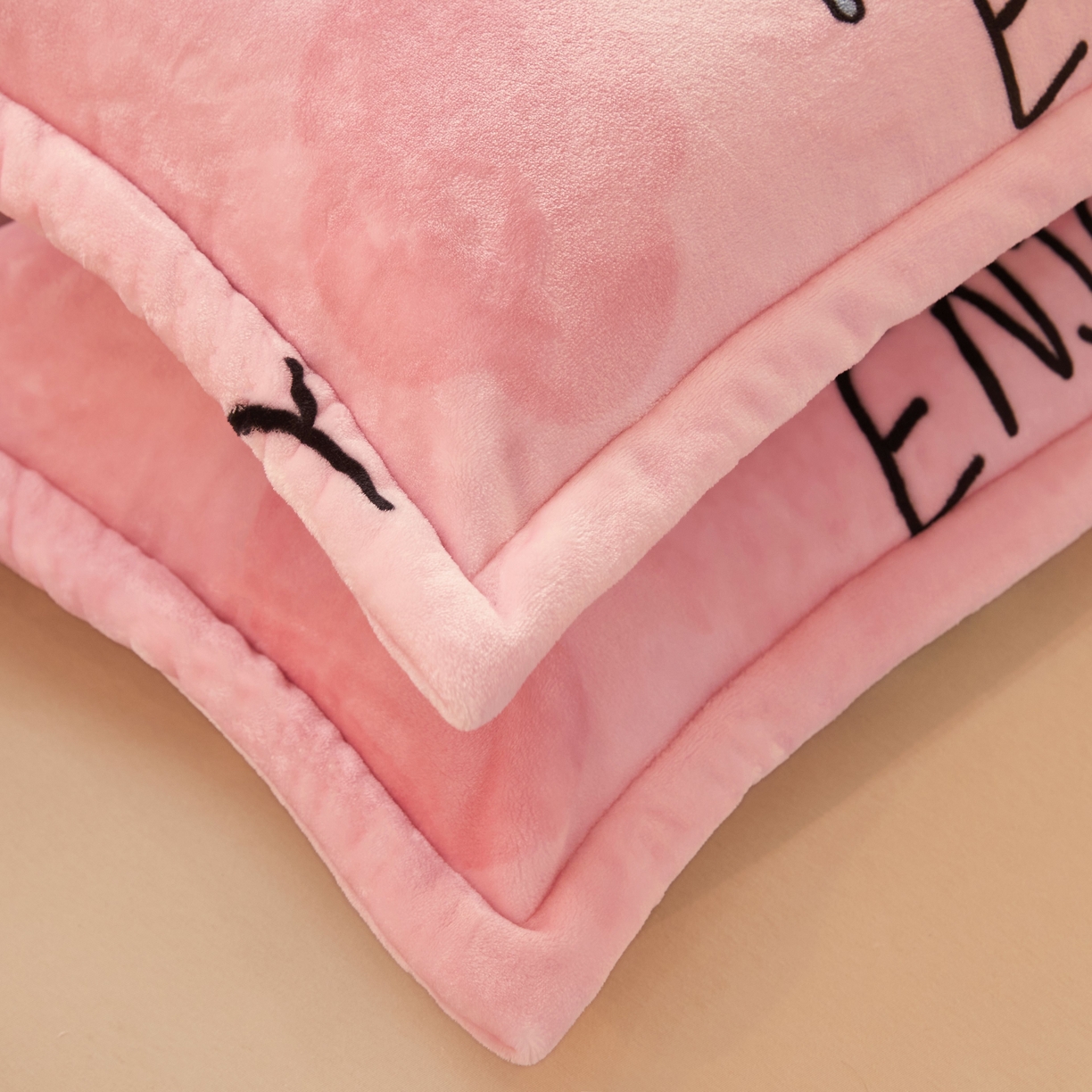 91家纺网 家纺一手货源 找家纺 益利多 2025新款牛奶绒毛毯午睡毯空调毯子珊瑚绒毛毯200克毯子可压缩跨境 缤纷花季