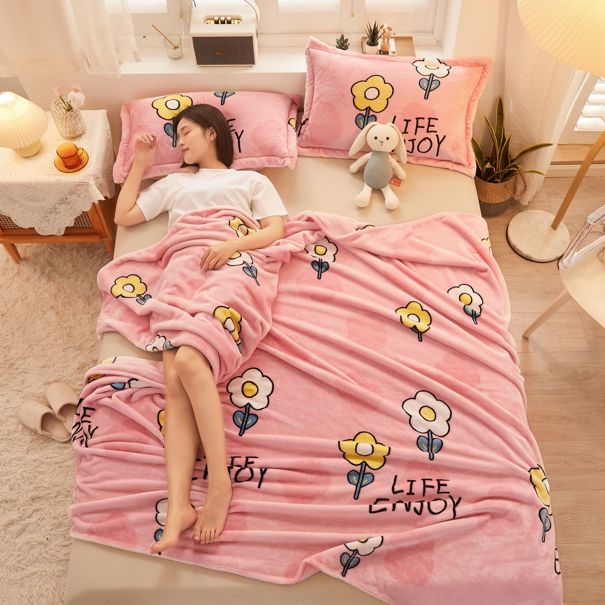 91家纺网 家纺一手货源 找家纺 益利多 2025新款牛奶绒毛毯午睡毯空调毯子珊瑚绒毛毯200克毯子可压缩跨境 缤纷花季