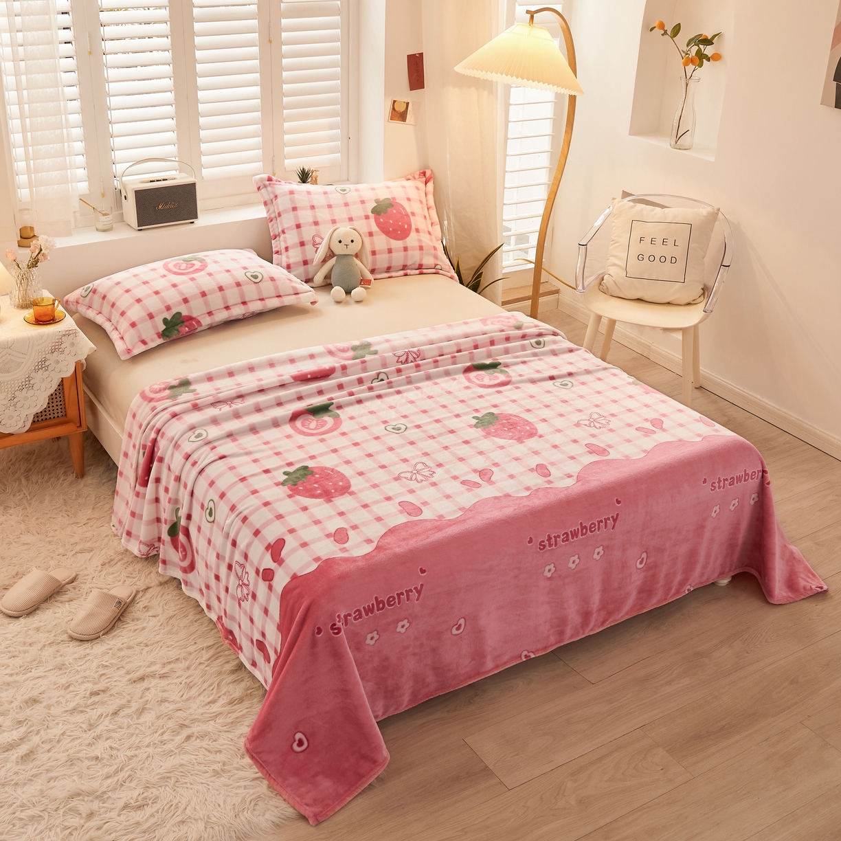 91家纺网 家纺一手货源 找家纺 益利多 2025新款牛奶绒毛毯午睡毯空调毯子珊瑚绒毛毯200克毯子可压缩跨境 草莓格子