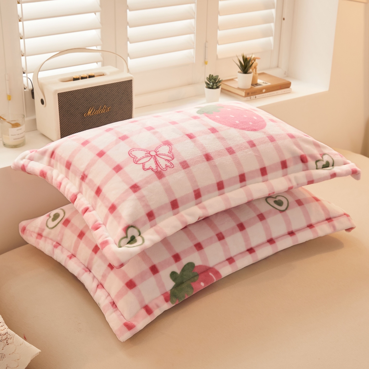 91家纺网 家纺一手货源 找家纺 益利多 2025新款牛奶绒毛毯午睡毯空调毯子珊瑚绒毛毯200克毯子可压缩跨境 草莓格子