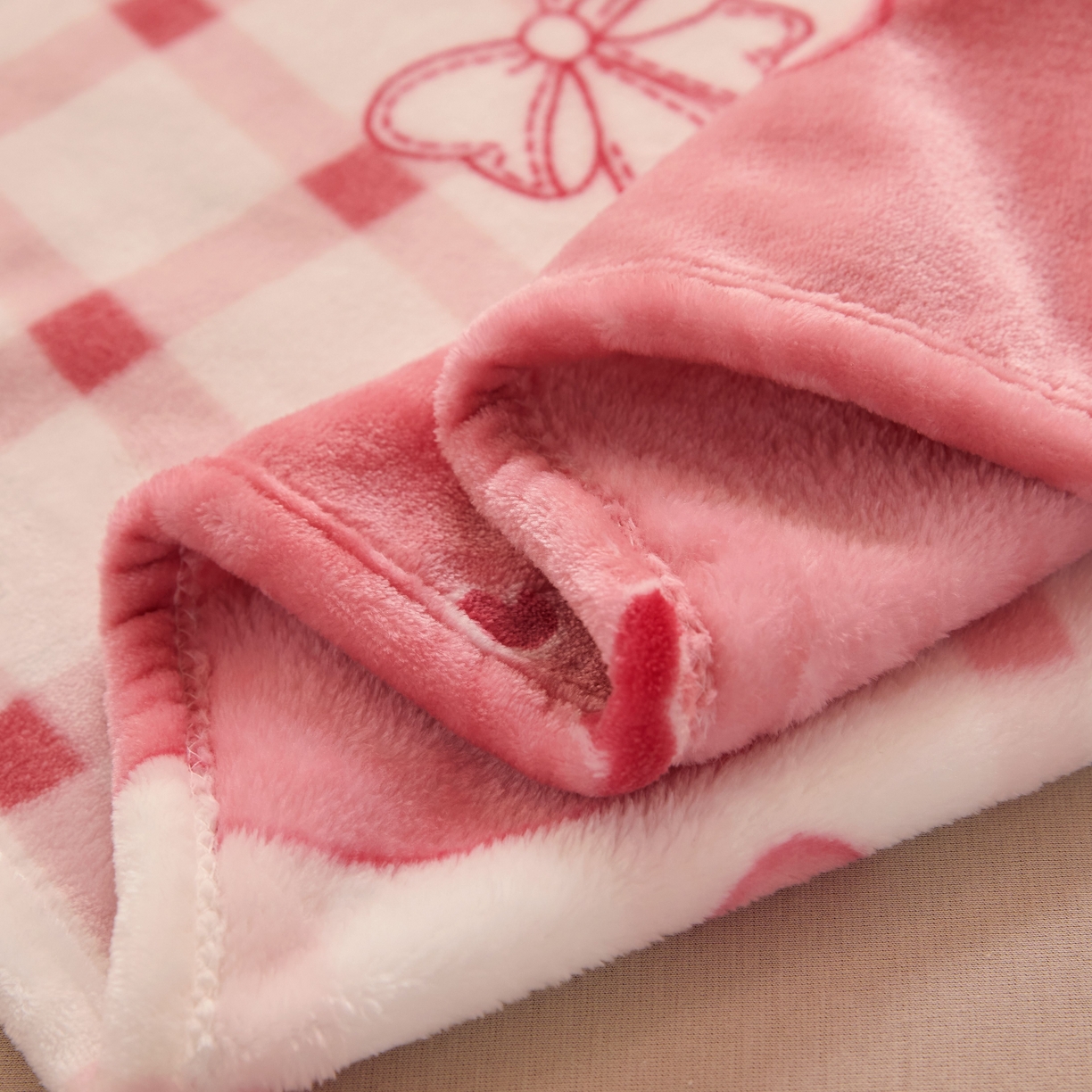 91家纺网 家纺一手货源 找家纺 益利多 2025新款牛奶绒毛毯午睡毯空调毯子珊瑚绒毛毯200克毯子可压缩跨境 草莓格子