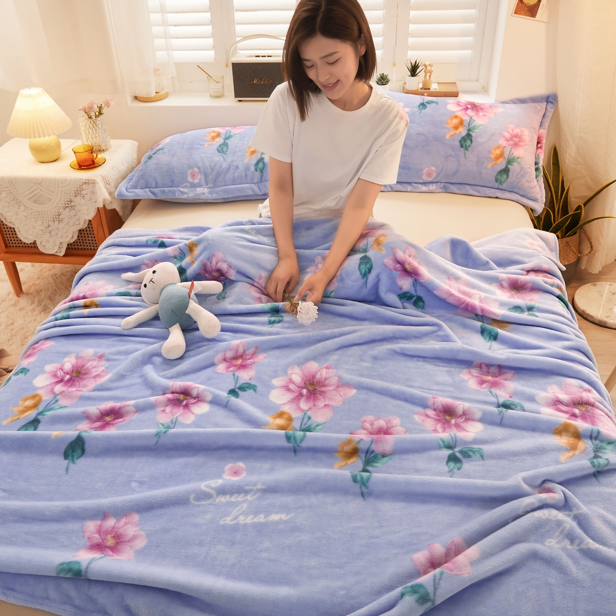 91家纺网 家纺一手货源 找家纺 益利多 2025新款牛奶绒毛毯午睡毯空调毯子珊瑚绒毛毯200克毯子可压缩跨境 浪漫花园