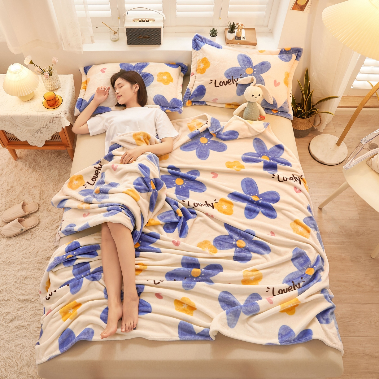 91家纺网 家纺一手货源 找家纺 益利多 2025新款牛奶绒毛毯午睡毯空调毯子珊瑚绒毛毯200克毯子可压缩跨境 梦幻花田