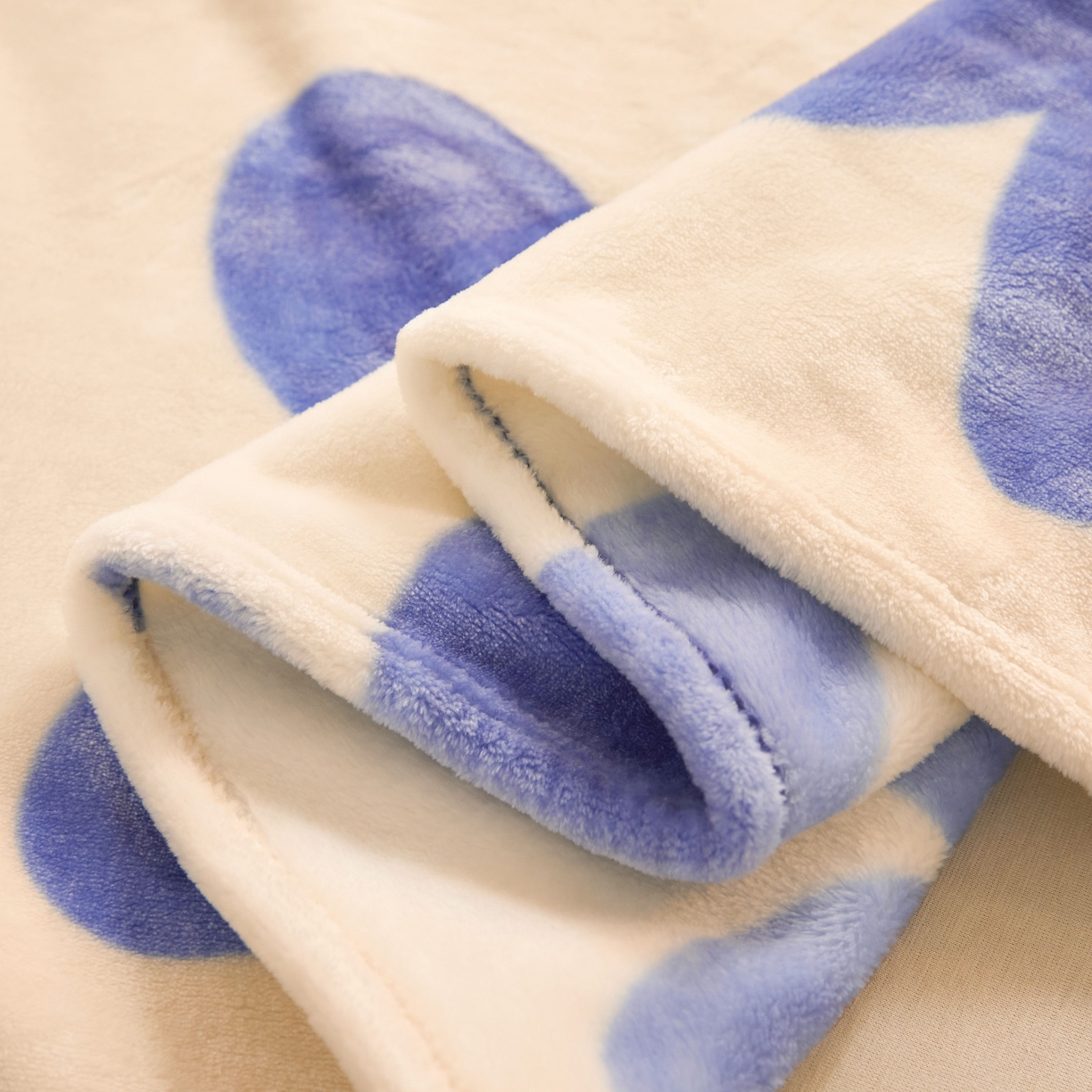 91家纺网 家纺一手货源 找家纺 益利多 2025新款牛奶绒毛毯午睡毯空调毯子珊瑚绒毛毯200克毯子可压缩跨境 梦幻花田