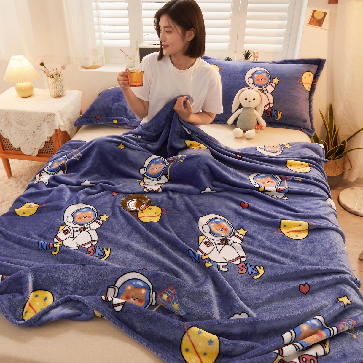 91家纺网 家纺一手货源 找家纺 益利多 2025新款牛奶绒毛毯午睡毯空调毯子珊瑚绒毛毯200克毯子可压缩跨境 太空熊