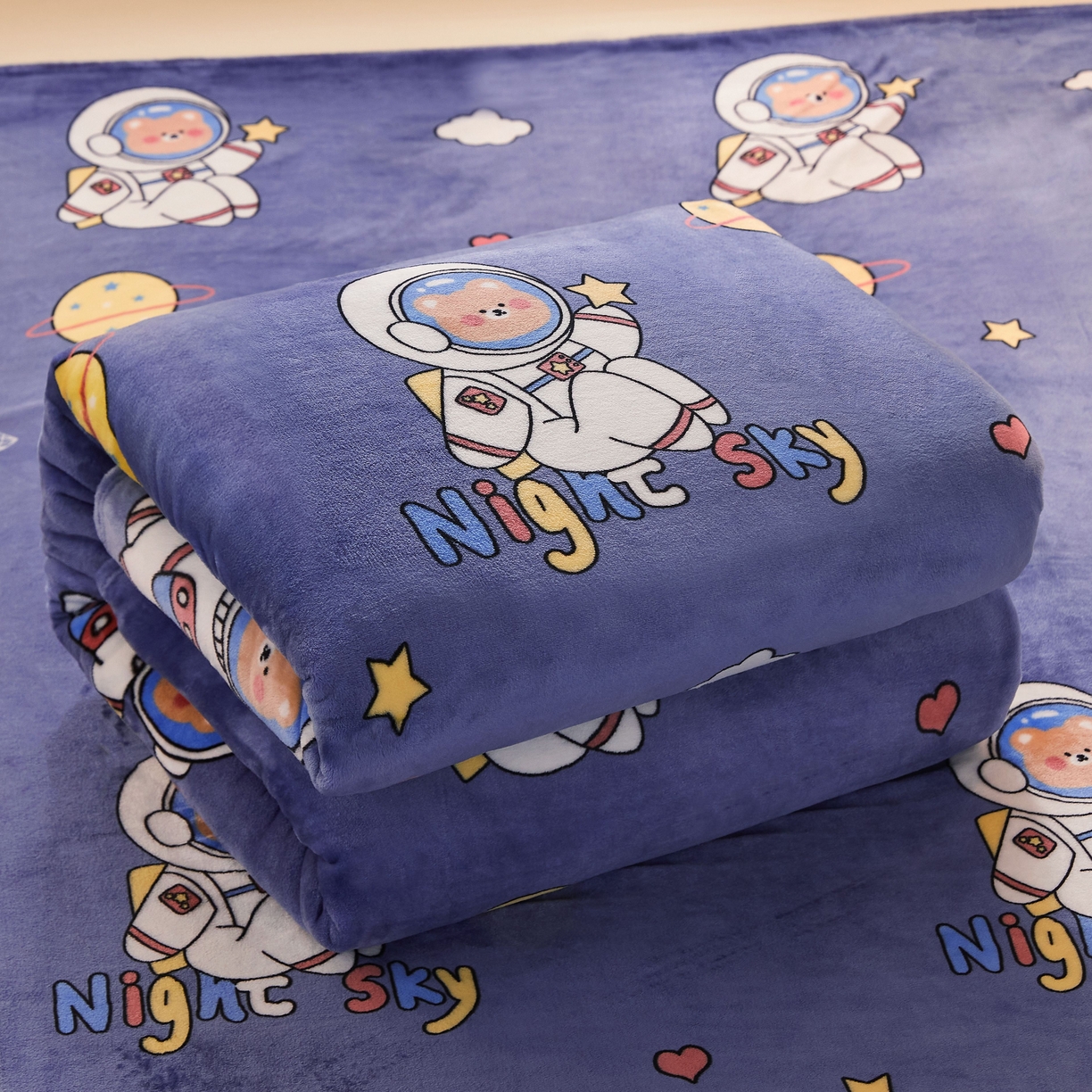 91家纺网 家纺一手货源 找家纺 益利多 2025新款牛奶绒毛毯午睡毯空调毯子珊瑚绒毛毯200克毯子可压缩跨境 太空熊