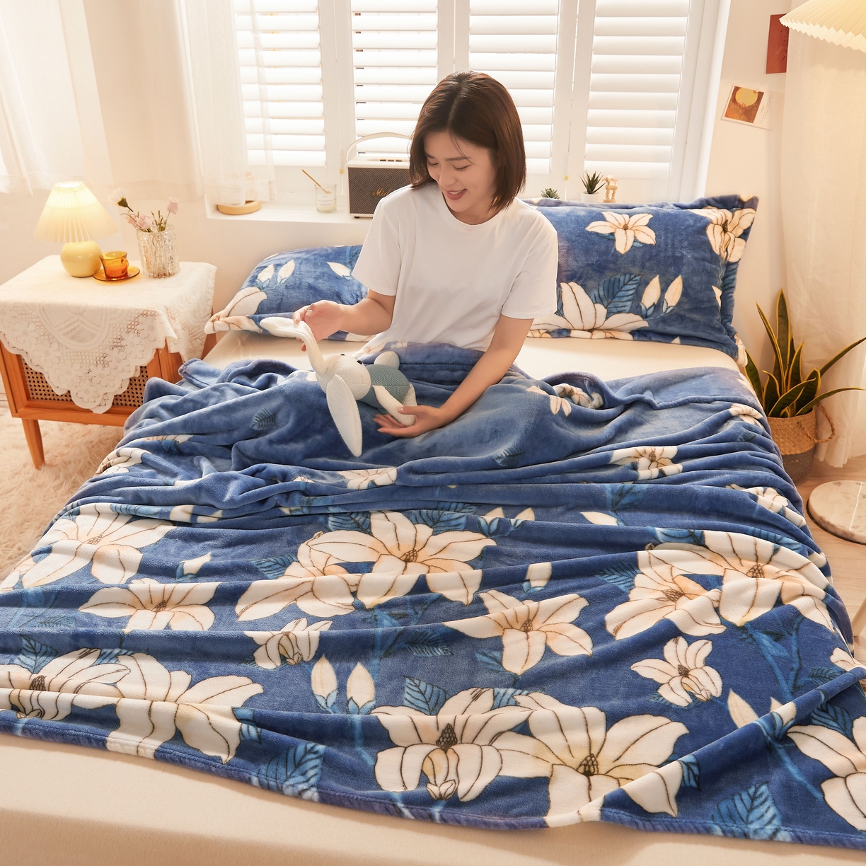 91家纺网 家纺一手货源 找家纺 益利多 2025新款牛奶绒毛毯午睡毯空调毯子珊瑚绒毛毯200克毯子可压缩跨境 阳春三月