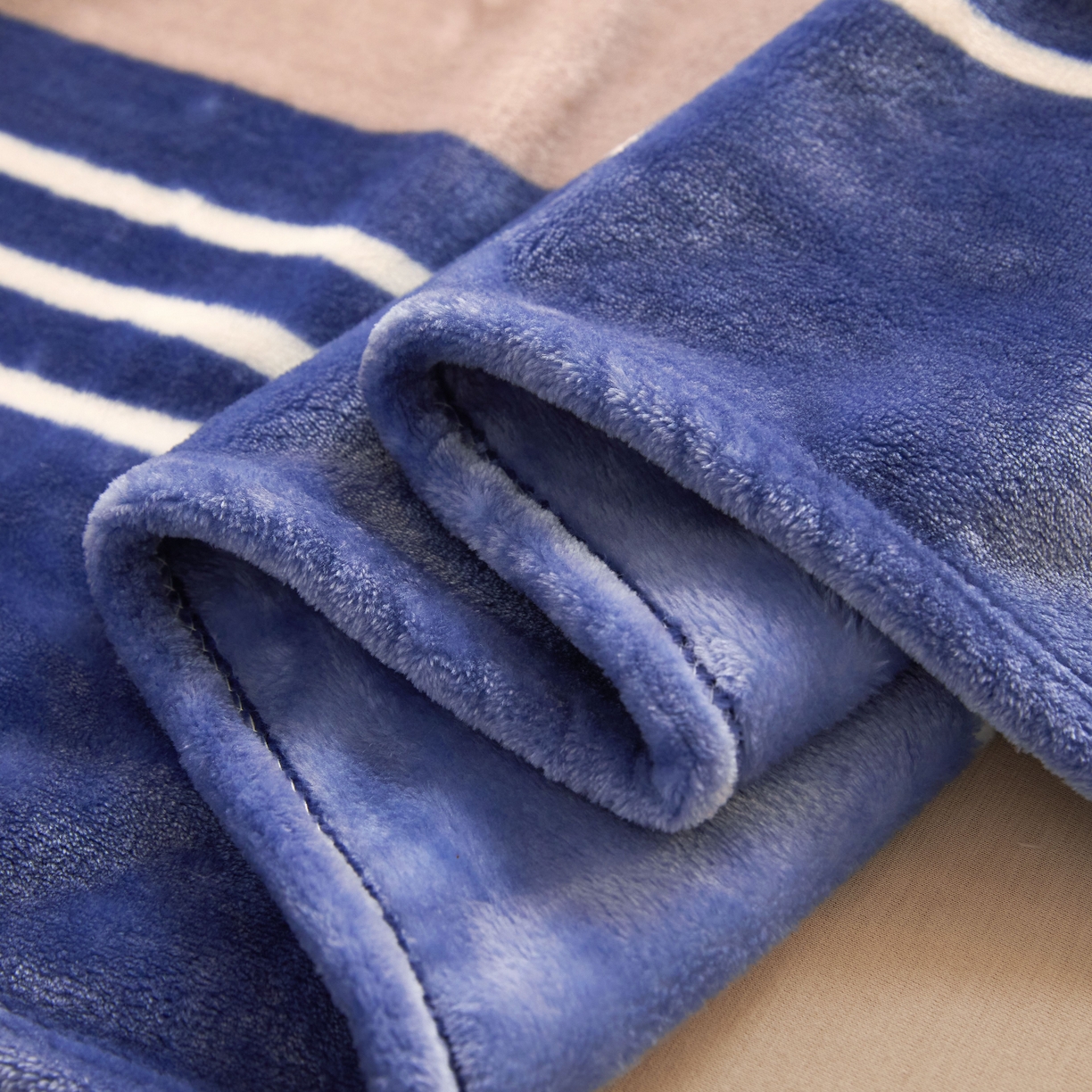 91家纺网 家纺一手货源 找家纺 益利多 2025新款牛奶绒毛毯午睡毯空调毯子珊瑚绒毛毯200克毯子可压缩跨境 英伦风尚