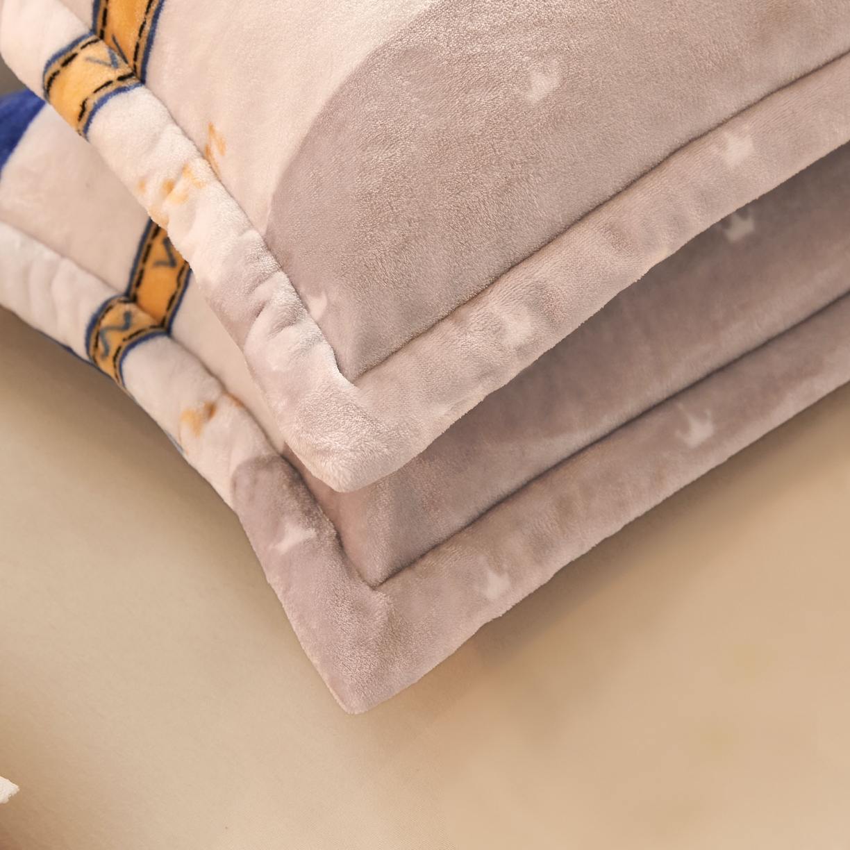 91家纺网 家纺一手货源 找家纺 益利多 2025新款牛奶绒毛毯午睡毯空调毯子珊瑚绒毛毯200克毯子可压缩跨境 英伦风尚