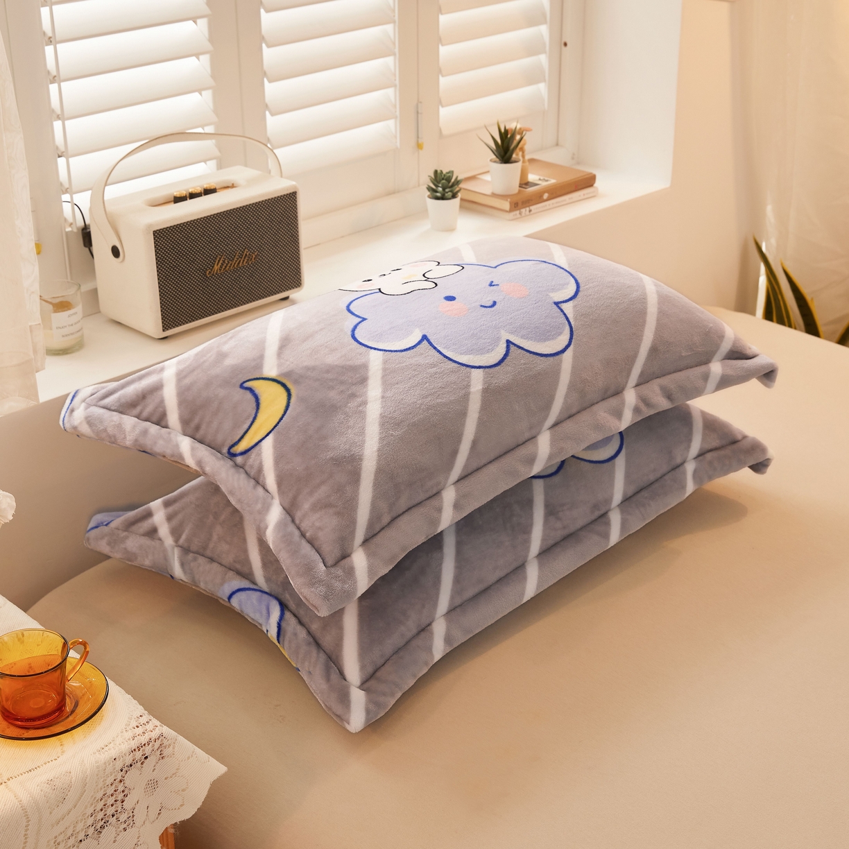 91家纺网 家纺一手货源 找家纺 益利多 2025新款牛奶绒毛毯午睡毯空调毯子珊瑚绒毛毯200克毯子可压缩跨境 云朵熊