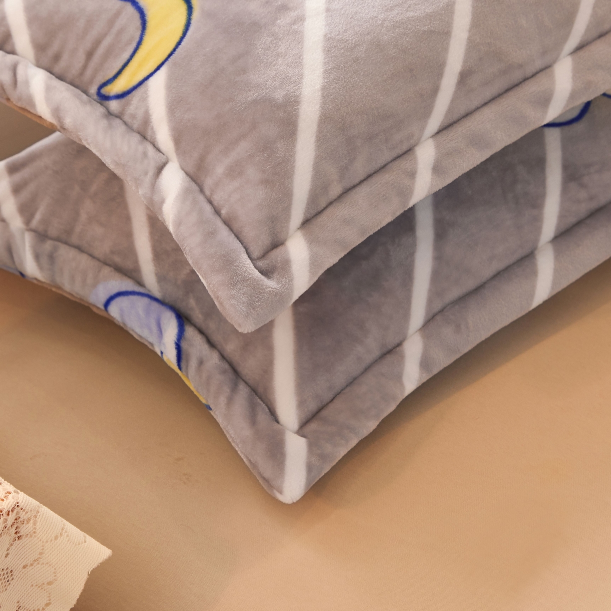 91家纺网 家纺一手货源 找家纺 益利多 2025新款牛奶绒毛毯午睡毯空调毯子珊瑚绒毛毯200克毯子可压缩跨境 云朵熊