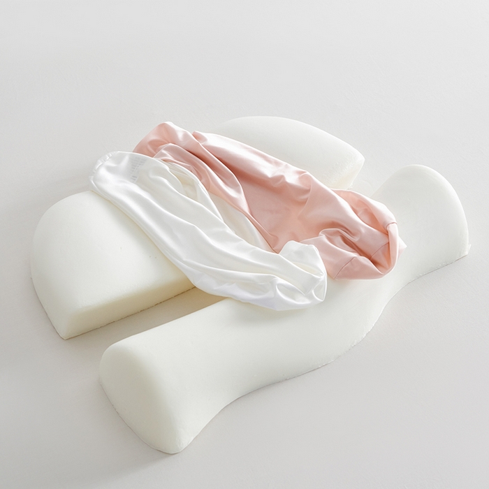 91家纺网 家纺一手货源 找家纺 纳斯顿家纺 2025新款零压助眠深睡枕油光布牵引枕枕头枕芯 白+粉