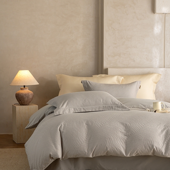 91家纺网 家纺一手货源 找家纺 莱豫家纺 2025新款100支长绒棉纯棉提花磨毛四件套 浮梦魔法灰